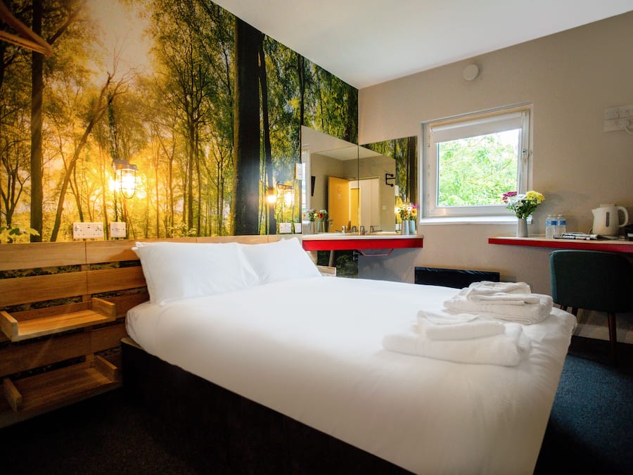 Signature Double Room, 1 Double Bed, Non Smoking, Shared Bathroom | Individually decorated, desk, laptop workspace, free WiFi