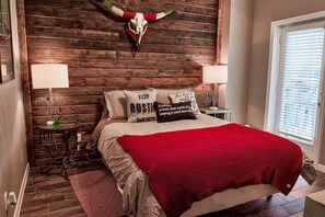 8 bedrooms, iron/ironing board, WiFi, bed sheets -  Barndo -7 acres- sleeps 28! Great for groups, custom fire pit area, pool table! (Brenham)