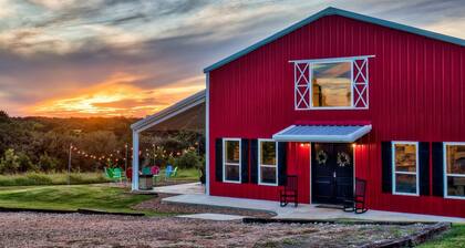 Barndo -7 acres- sleeps 28! Great for groups, custom fire pit area, pool table!