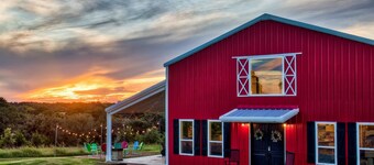 Barndo -7 acres- sleeps 28! Great for groups, custom fire pit area, pool table!