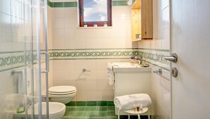 Apartament, 3 dormitoris | Bany | Assecador de cabells, bidet i tovalloles 