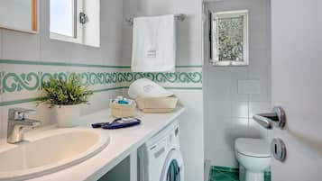 Apartamento, 3 quartos | Banheiro | Secador de cabelo, bidê, toalhas de banho