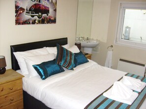 Dobbeltrom, delt bad (Non- Smoking ) | Skrivebord, strykejern/-brett, wi-fi (inkludert) og sengetøy