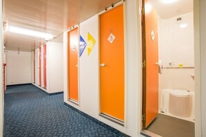 Shower, towels - Metro Inns Teesside (Stockton-on-Tees)