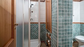 Apartment, 3 Bedrooms | Bathroom | Rainfall showerhead, hair dryer, towels