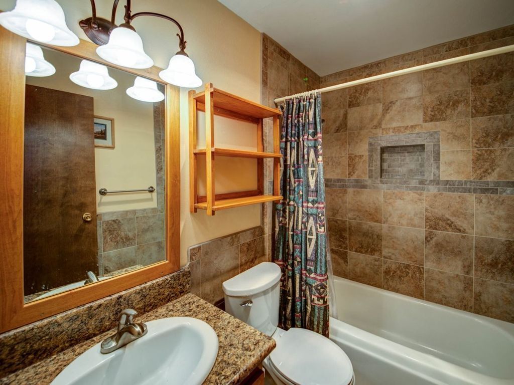 Combined shower/bathtub, eco-friendly toiletries, hair dryer, towels
