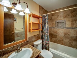 Combined shower/bathtub, eco-friendly toiletries, hair dryer, towels - Conveniently located condo with fireplace and gorgeous views - Stillwater Studio Retreat (Gallatin Gateway)