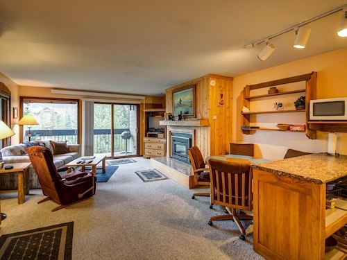 Conveniently located condo with fireplace and gorgeous views - Stillwater Studio Retreat