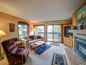 Flat-screen TV, fireplace - Conveniently located condo with fireplace and gorgeous views - Stillwater Studio Retreat (Gallatin Gateway)