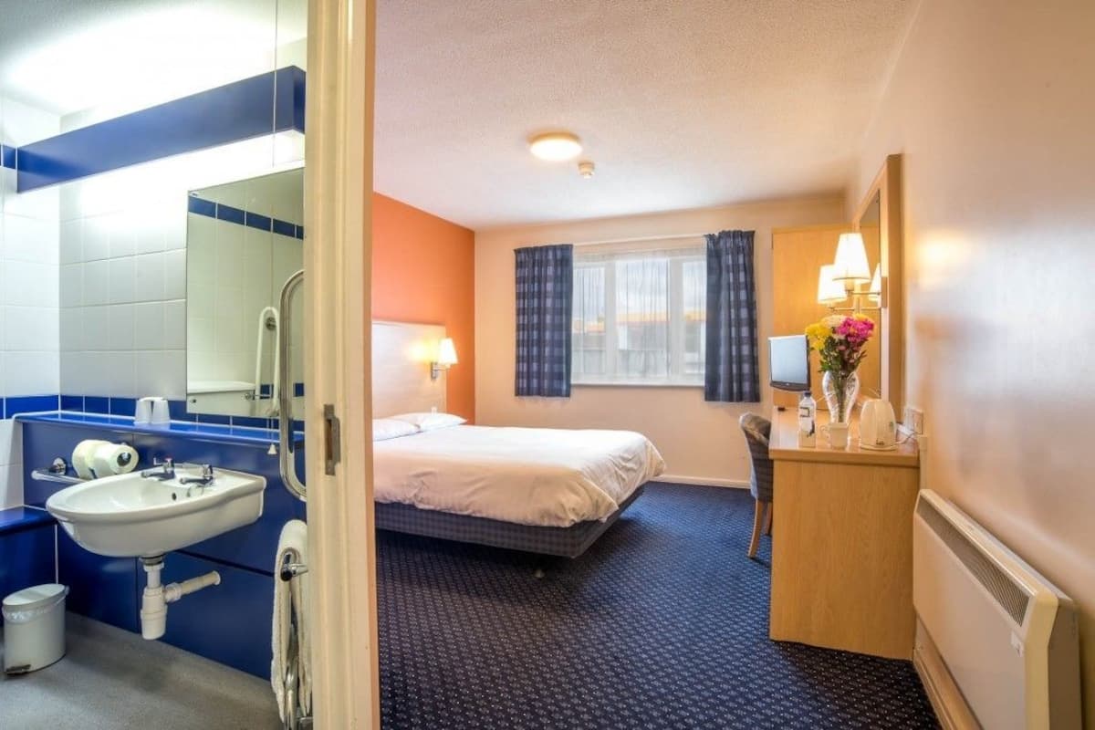 Escritorio, tabla de planchar con plancha, wifi gratis y ropa de cama