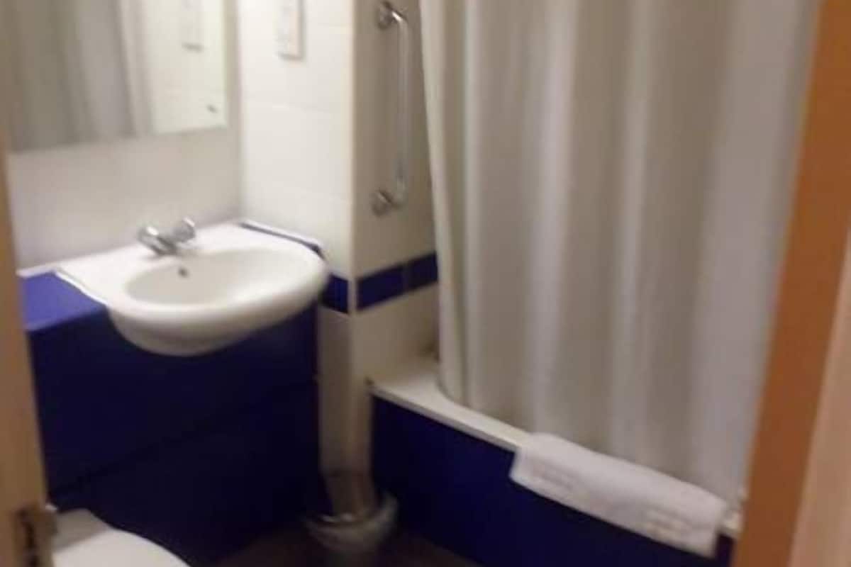 Ducha, secador de pelo y toallas