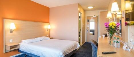 Työpöytä, silitysrauta/-lauta, ilmainen Wi-Fi, vuodevaatteet