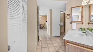 Ein Badezimmer mit Waschbecken, Spiegel und Handtuchhalter.