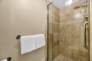 Douche, sèche-cheveux, serviettes fournies