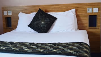 Tabla de planchar con plancha, wifi gratis y ropa de cama