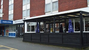 A building with a bar entrance and a Metro Inns sign. - Metro Inn Walsall (Walsall)