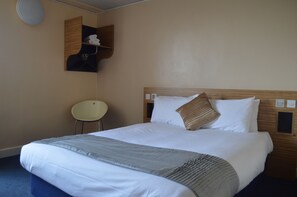Standard Double Room, Ensuite | Iron/ironing board, free WiFi, bed sheets - Metro Inns Walsall (Walsall)