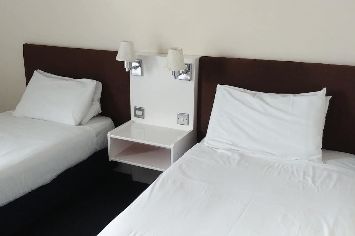 Twin Room, Ensuite | Iron/ironing board, free WiFi, bed sheets
