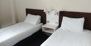 Twin Room, Ensuite | Iron/ironing board, free WiFi, bed sheets - Metro Inns Walsall (Walsall)