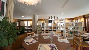 Eine Bibliothek mit Bücherregalen, Tischen und Stühlen.