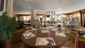 Menyajikan masakan daerah