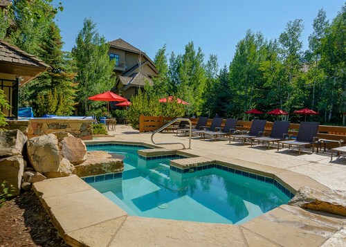 Beautiful Arrowhead Townhouse with Community Hot Tub and Superb Ski Access