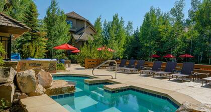 Hermosa Townhouse Arrowhead con bañera de hidromasaje comunitaria y excelente acceso a las pistas de esquí