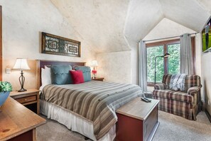 4 bedrooms, iron/ironing board, Internet, bed sheets