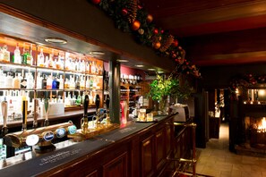Eine Bar mit mehreren Zapfhähnen, darunter Guinness und Heineken, und einer Auswahl an Flaschen im Hintergrund.