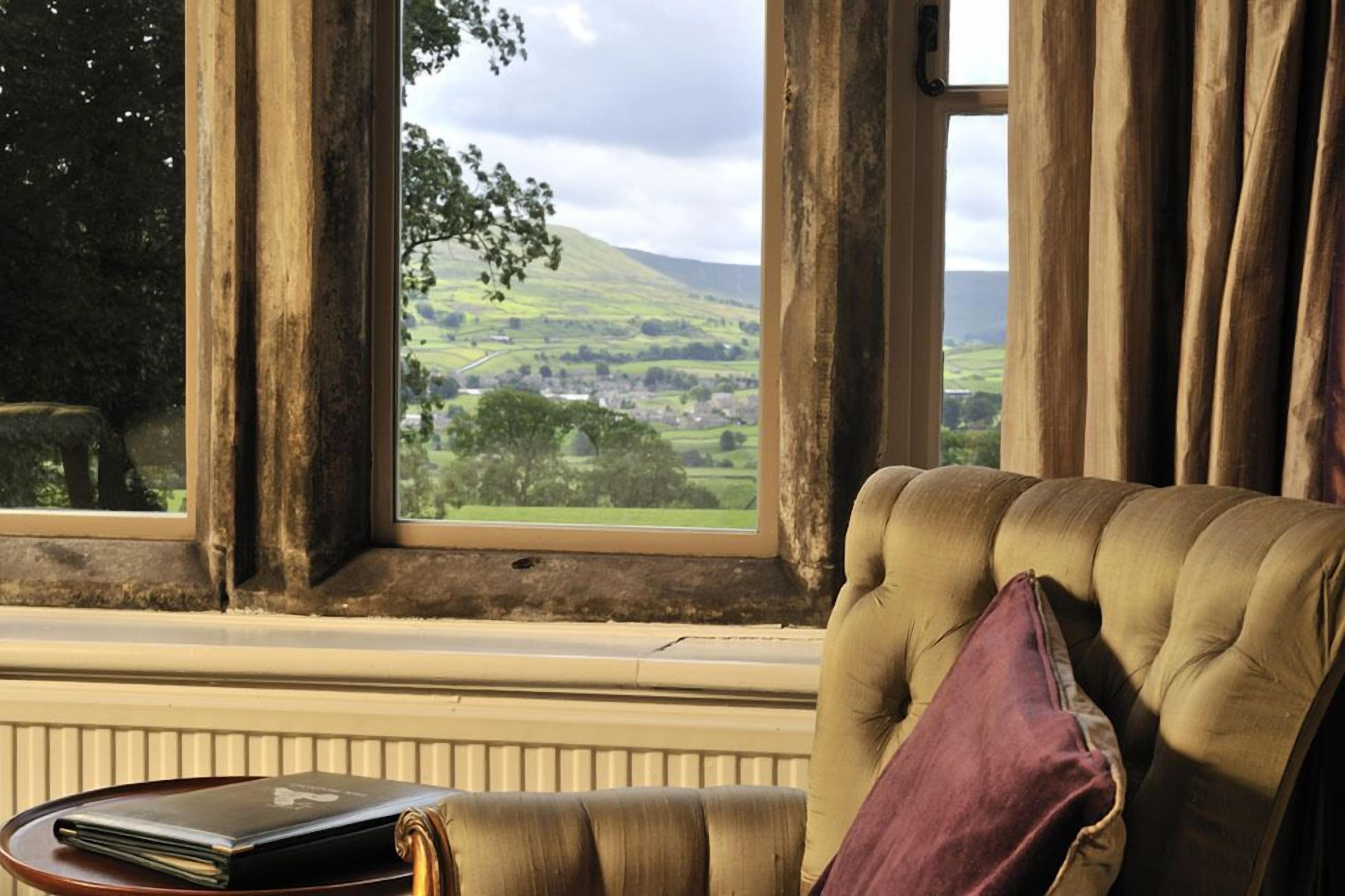 Luxury Double or Twin Room, Valley View | Living area | Flat-screen TV