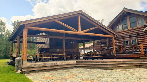 A rustic lodge with a covered patio and stone flooring. - Rustic 1 bedroom, 1 bath, 2 minutes from the West Glacier Park (West Glacier)