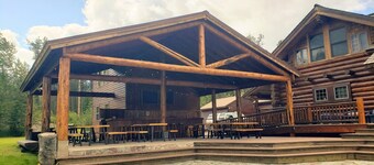 Rustic 1 bedroom, 1 bath, 2 minutes from the West Glacier Park