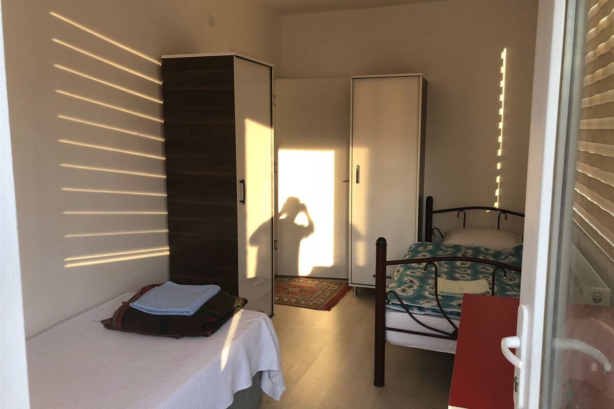 Standaard Twin kamer, 1 slaapkamer, roken, tuin | 2 slaapkamers, luxe beddengoed, een bureau, gratis wifi