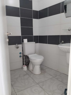 Standard Twin Room, 1 Bedroom, Smoking, Garden Area | Bathroom | Shower, towels