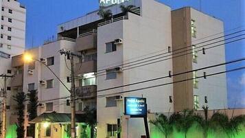 Un hotel de varios pisos con un cartel que dice "HOTEL APOLLO" y un letrero más pequeño debajo que indica "Hotel Apollo".