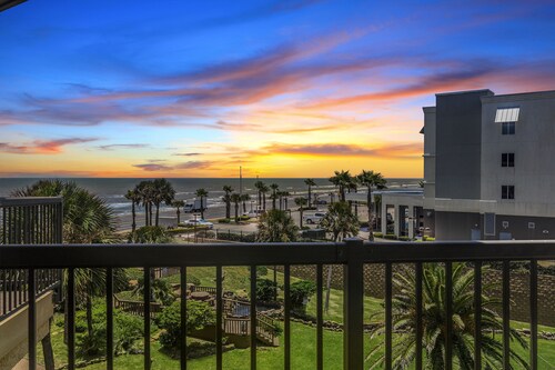 Amazing Sunsets! Sleeps 6! 3 pools!Dog friendly, great views!