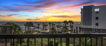Amazing Sunsets! Sleeps 6! 3 pools!Dog friendly, great views!