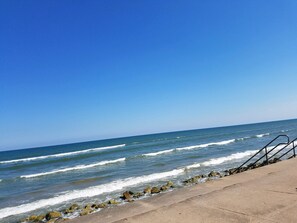 Sur la plage, chaise longue, serviettes de plage