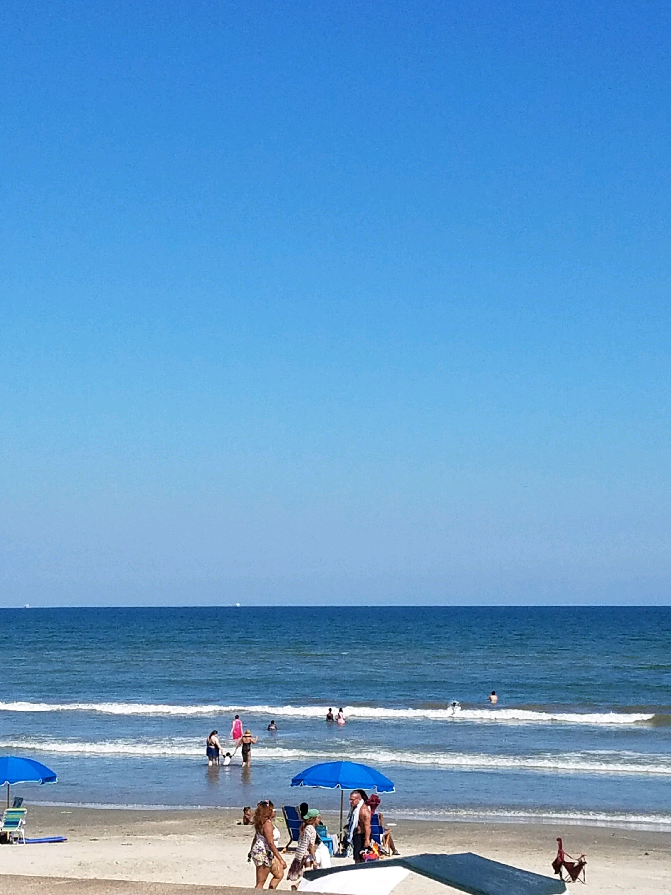 Plage, chaises longues, serviettes de plage