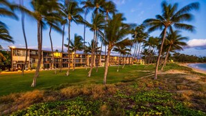 Ein Hotel im modernen Design mit mehreren Etagen und Strandlage.