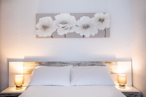 Deluxe Double Room, 1 Double Bed, Ensuite | Premium bedding, desk, blackout drapes, iron/ironing board - The Barclay Guest House (Paignton)