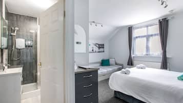 Deluxe Double Room, 1 King Bed, Ensuite | Premium bedding, desk, blackout curtains, iron/ironing board