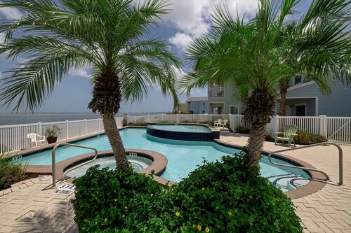 Bayfront Home ~close to beach~ Community pool~ hot tub ~ family friendly.