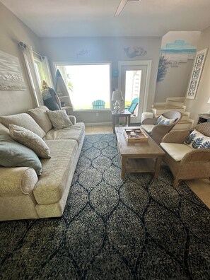 Smart TV - Bayfront Home ~close to beach~ Community pool~ hot tub ~ family friendly. (Port Isabel)