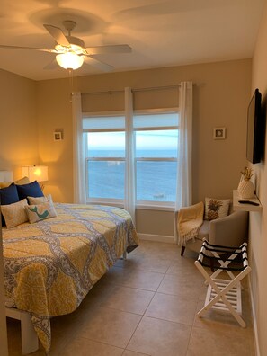 3 bedrooms, iron/ironing board, travel cot, free WiFi - Bayfront Home ~close to beach~ Community pool~ hot tub ~ family friendly. (Port Isabel)