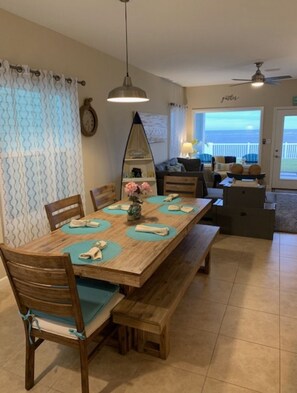 Dining - Bayfront Home ~close to beach~ Community pool~ hot tub ~ family friendly. (Port Isabel)