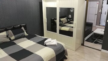 Quarto casal luxo, 1 quarto, geladeira e micro-ondas, vista para a cidade | Cofres nos quartos, camas extras/dobráveis (sobretaxa)