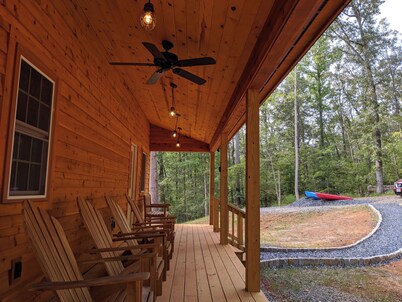 Peacefull, private Cabin! 140 acres,mile of river trails! 10 minutes to Rt.151!