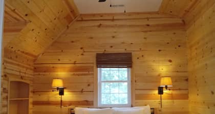 Peacefull, private Cabin! 140 acres,mile of river trails! 10 minutes to Rt.151!
