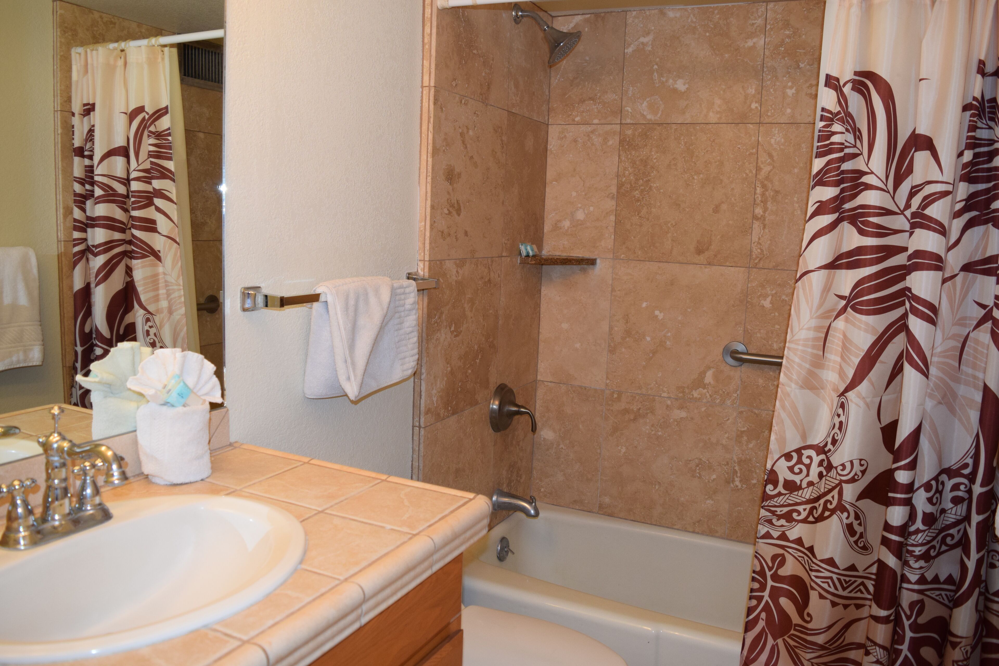 Un baño con lavamanos, espejo, toallero, cortina de ducha y bañera.